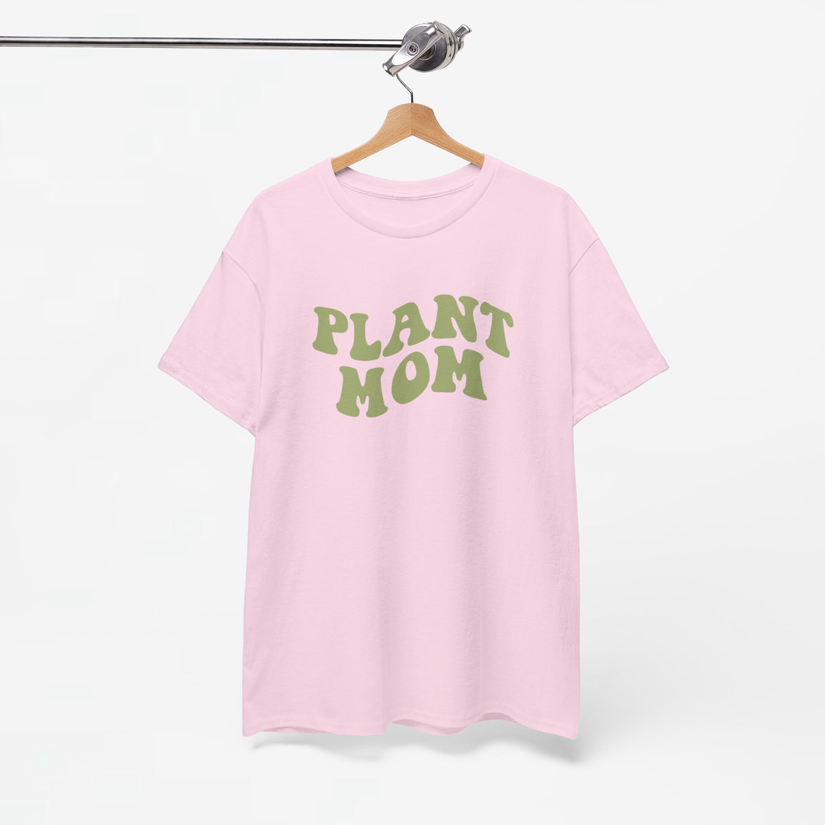 Roze T-shirt op een houten hanger, “PLANT MOM” print op de rug
