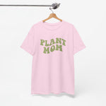 Roze T-shirt op een houten hanger, “PLANT MOM” print op de rug