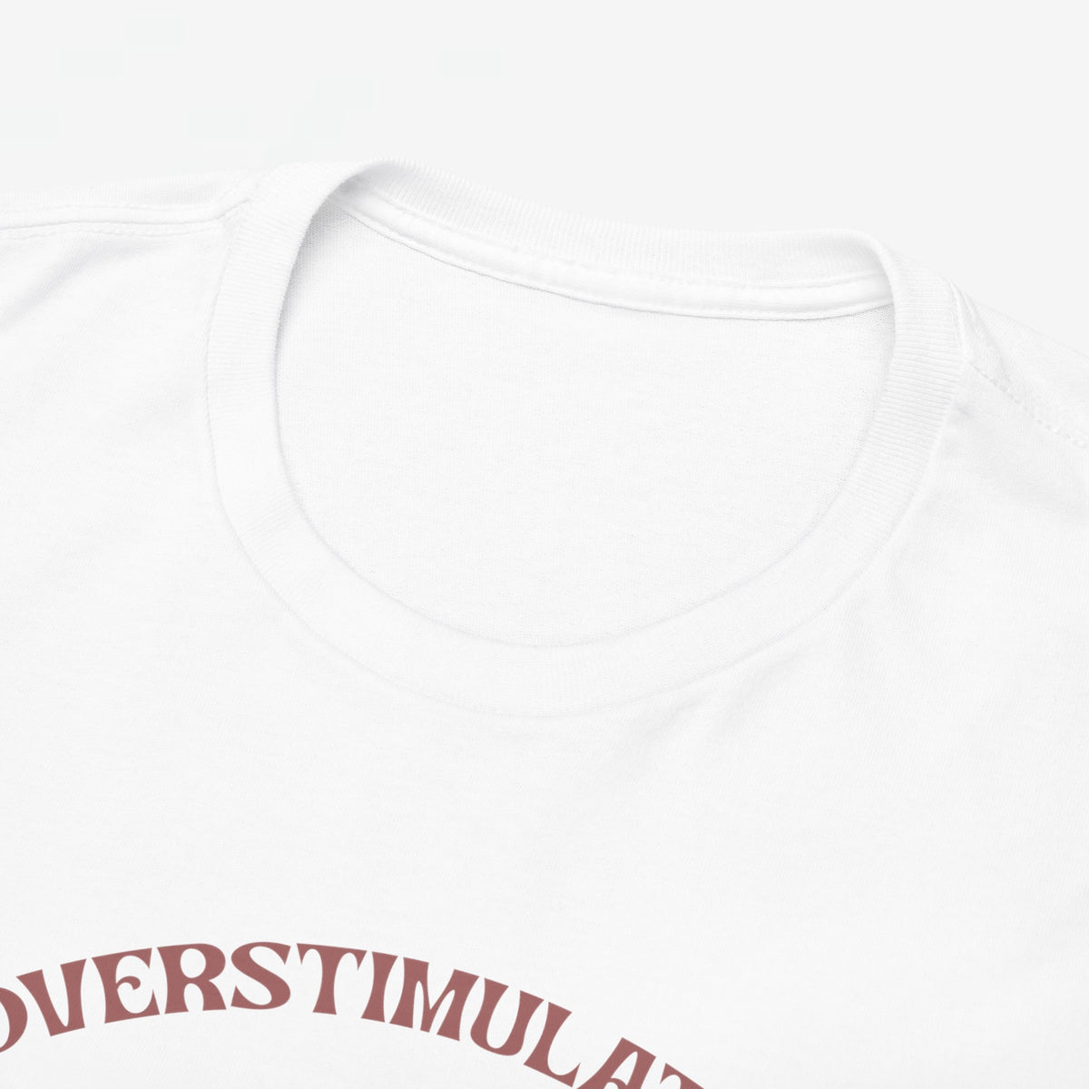 Zoom op ronde hals van witte t-shirt met boord en subtiele stofstructuur.