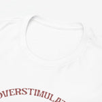 Zoom op ronde hals van witte t-shirt met boord en subtiele stofstructuur.