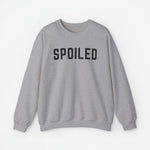 Sweatshirt met lange mouwen in grijs met tekst SPOILED op de borst.