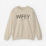 Beige sweater met borstopdruk WIFEY en EST. 2024, lange mouwen