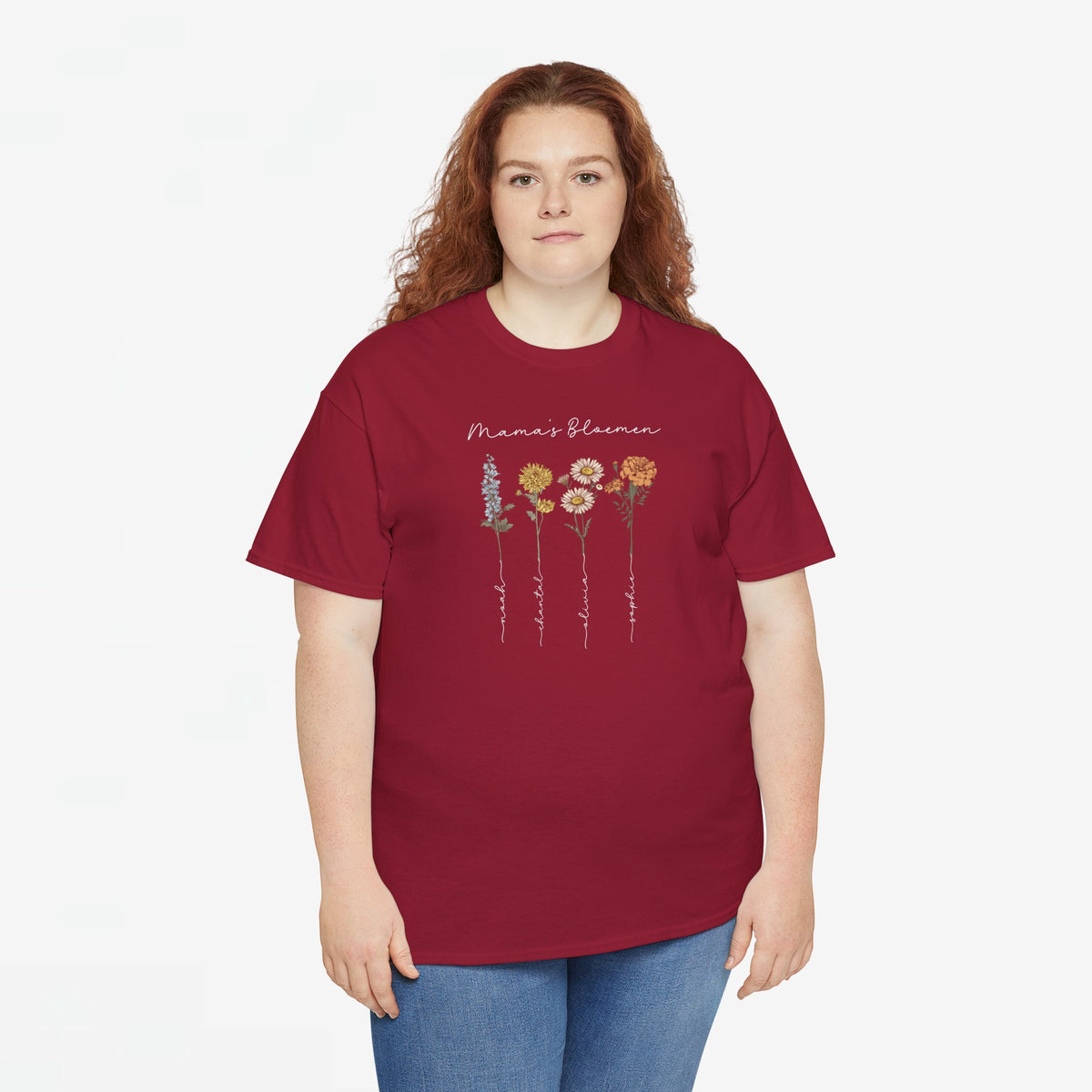 Rood T-shirt gedragen, met witte “Mama’s Bloemen” tekst en bloemenprint op de borst.