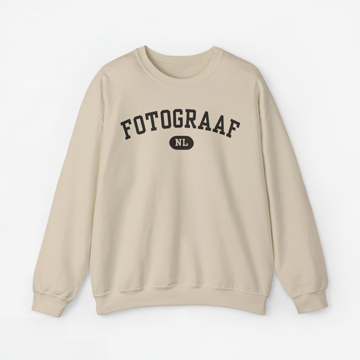 Beige sweater met ronde hals en FOTOGRAAF-print met NL-logo