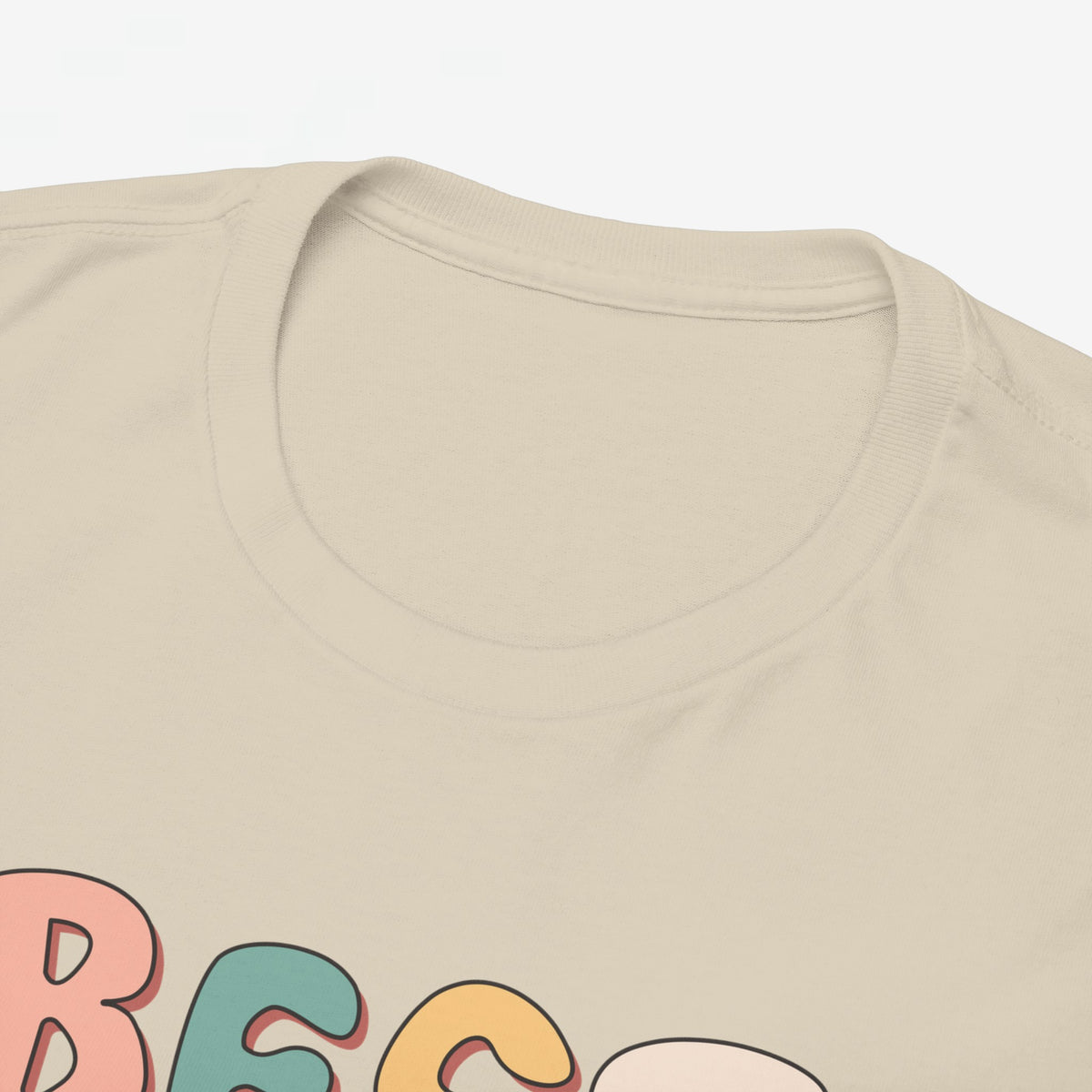 Detail van beige t-shirt halslijn met 'BEST EVER' bloemenprint aan de onderzijde