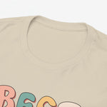 Detail van beige t-shirt halslijn met 'BEST EVER' bloemenprint aan de onderzijde