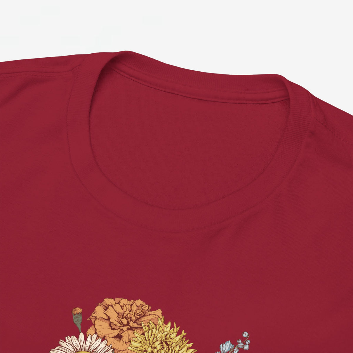 Bordeauxrood T-shirt met ronde hals en deels zichtbare bloemenboeketprint.
