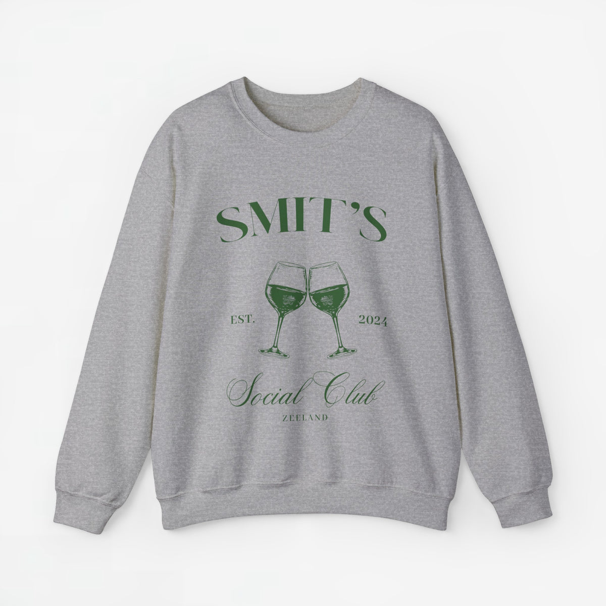 Lichtgrijze sweater met opdruk “SMIT’S Social Club Zeeland 2024” en wijnglazen.