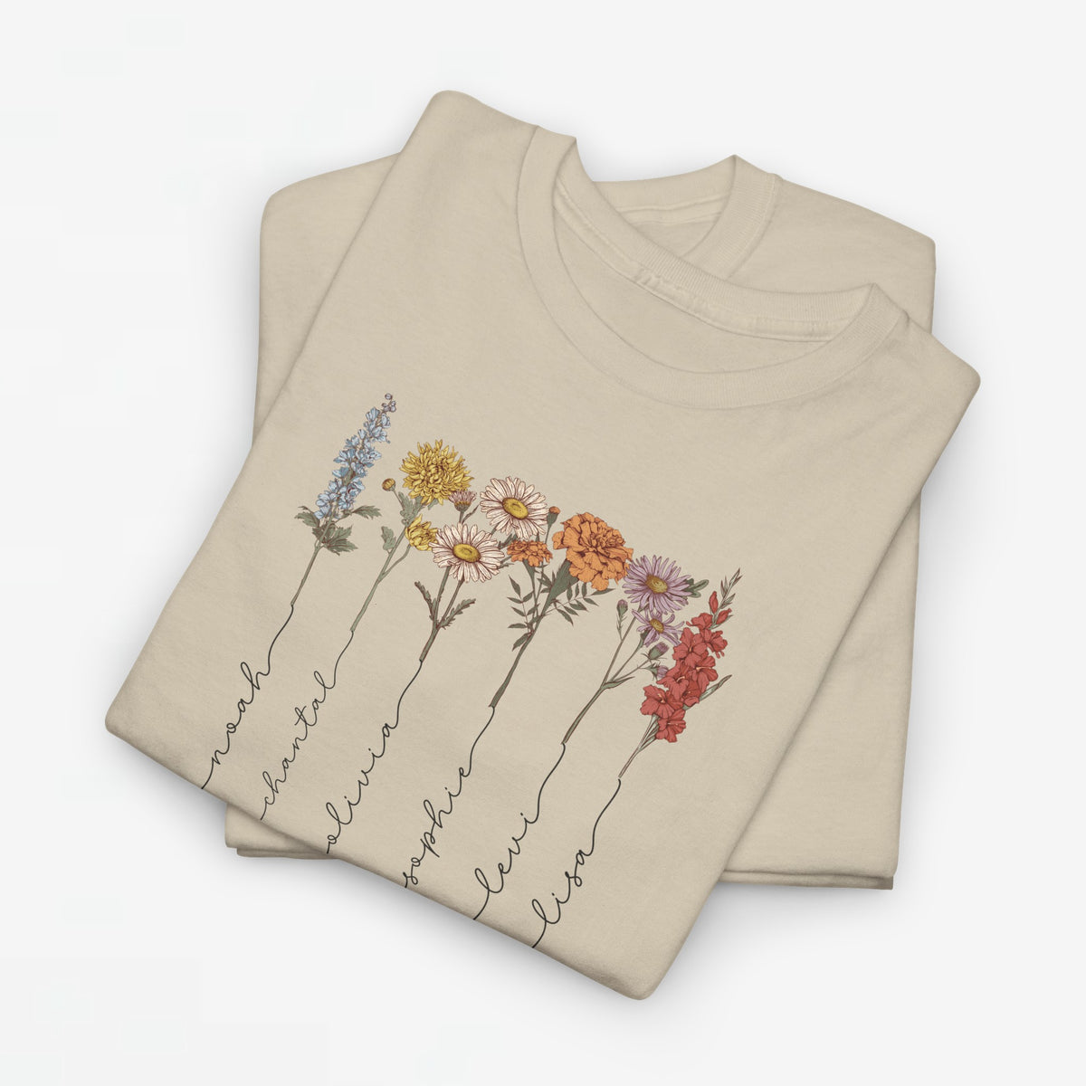 Beige T-shirt met bloemenillustratie en sierlijke namen langs de bloemenstelen.