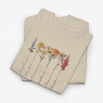 Beige T-shirt met bloemenillustratie en sierlijke namen langs de bloemenstelen.