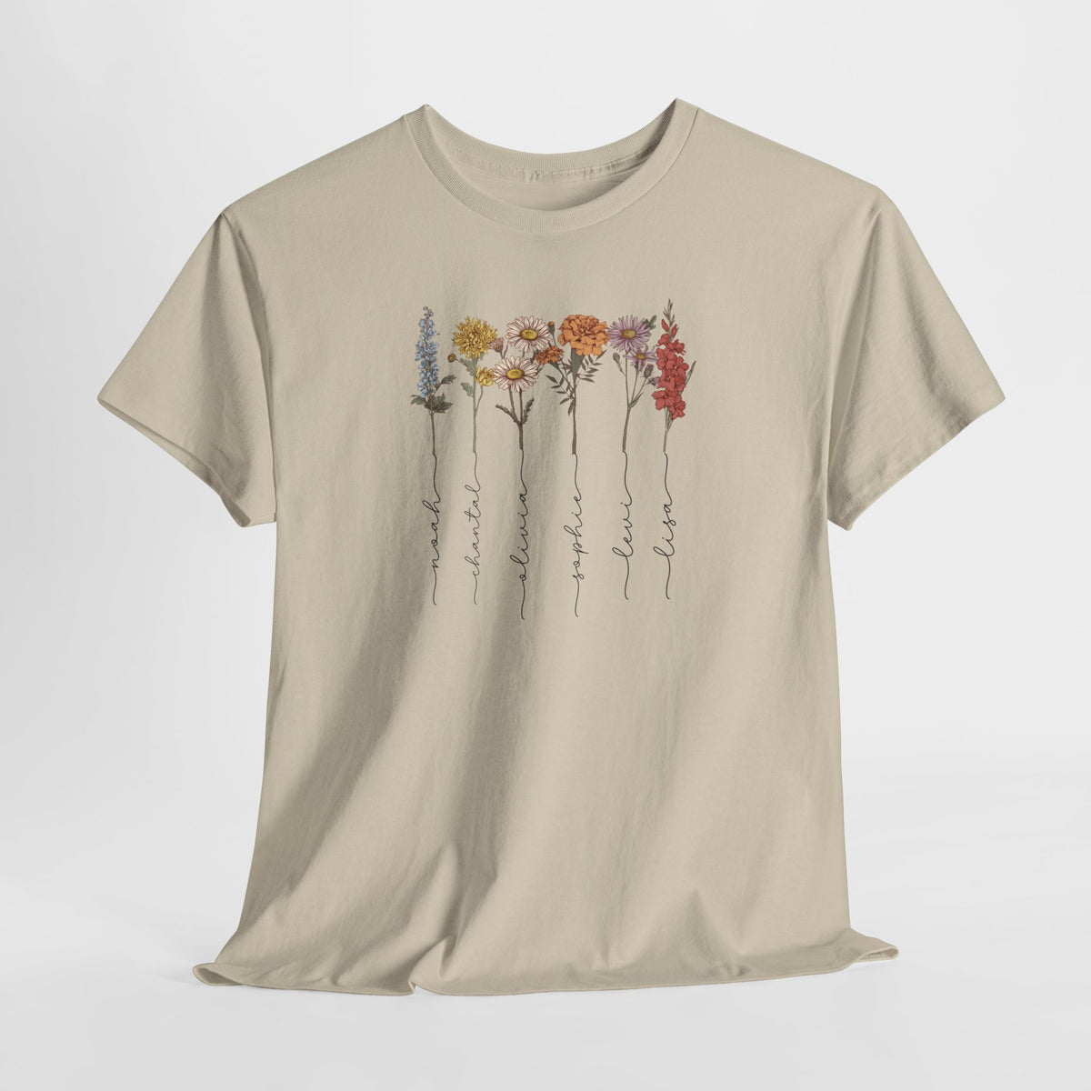 Beige T-shirt met bloemenillustratie en sierlijke namen langs de bloemenstelen.