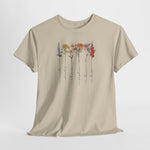 Beige T-shirt met bloemenillustratie en sierlijke namen langs de bloemenstelen.