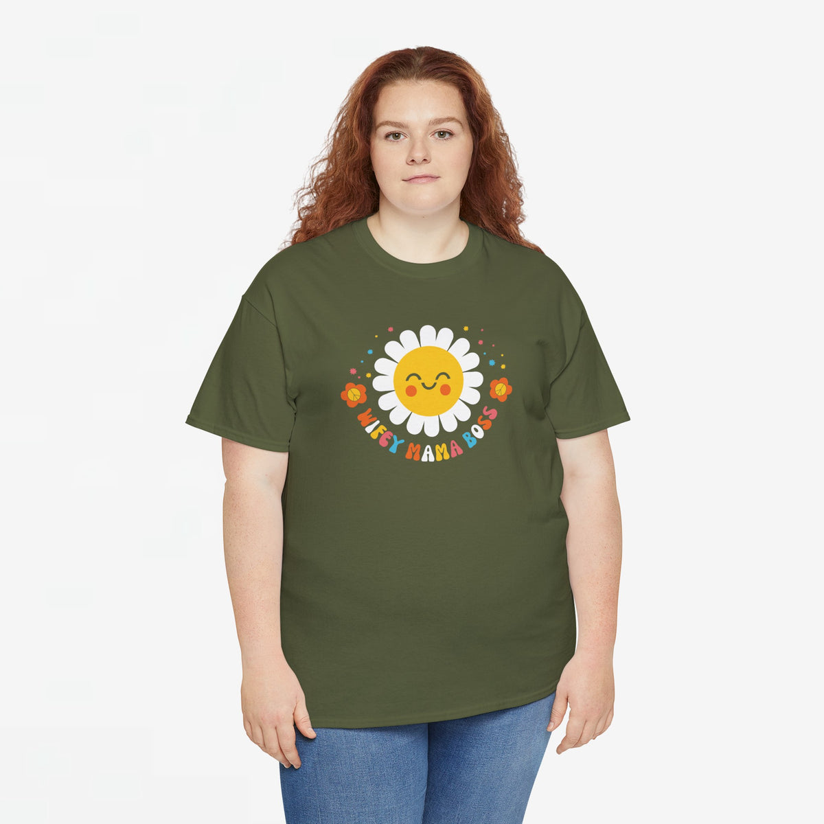 Militairgroen T-shirt met zonnetje-bloem en gekleurde tekstprint op model.