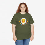 Militairgroen T-shirt met zonnetje-bloem en gekleurde tekstprint op model.