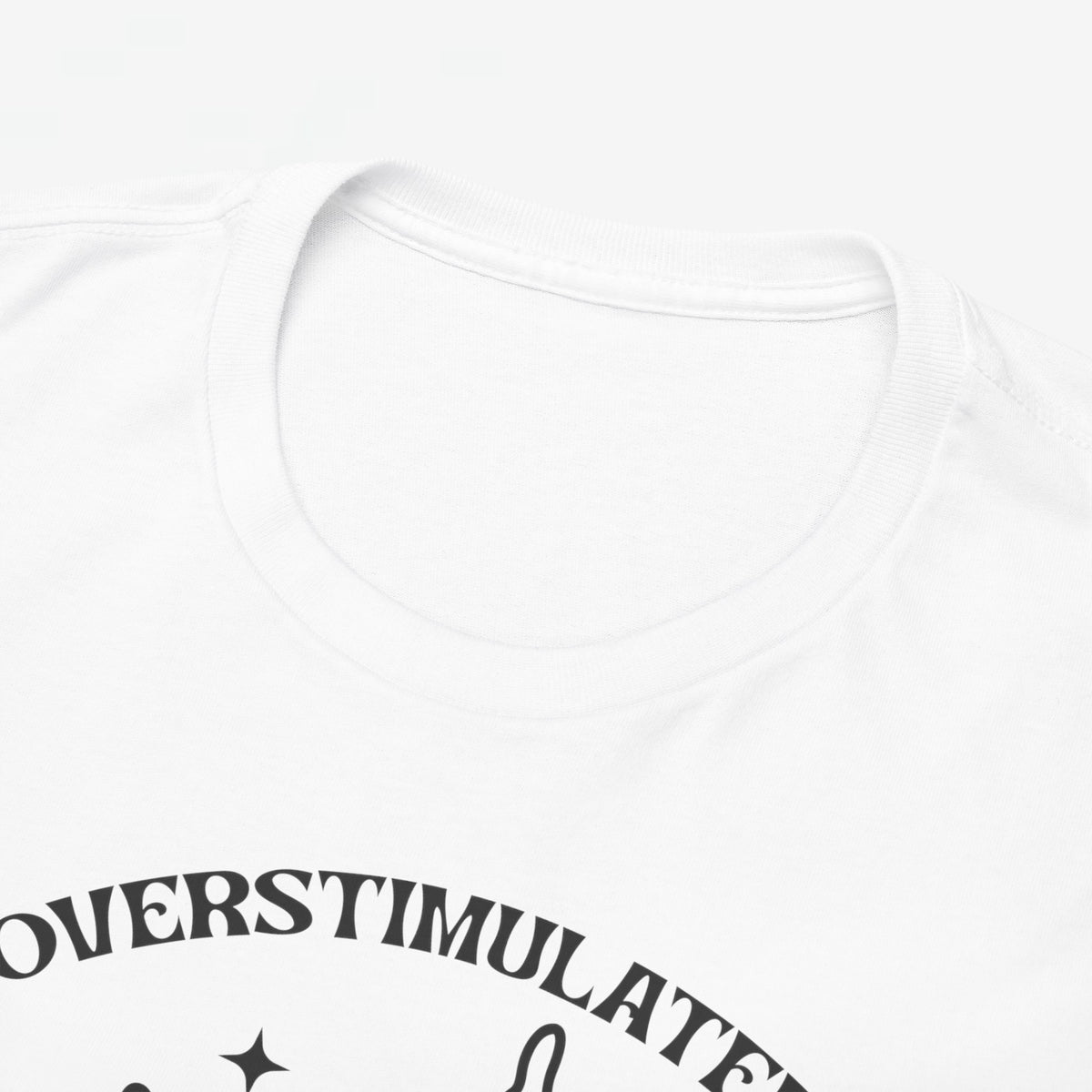 Wit t-shirt met ronde hals en close-up van “OVERSTIMULATED” opdruk
