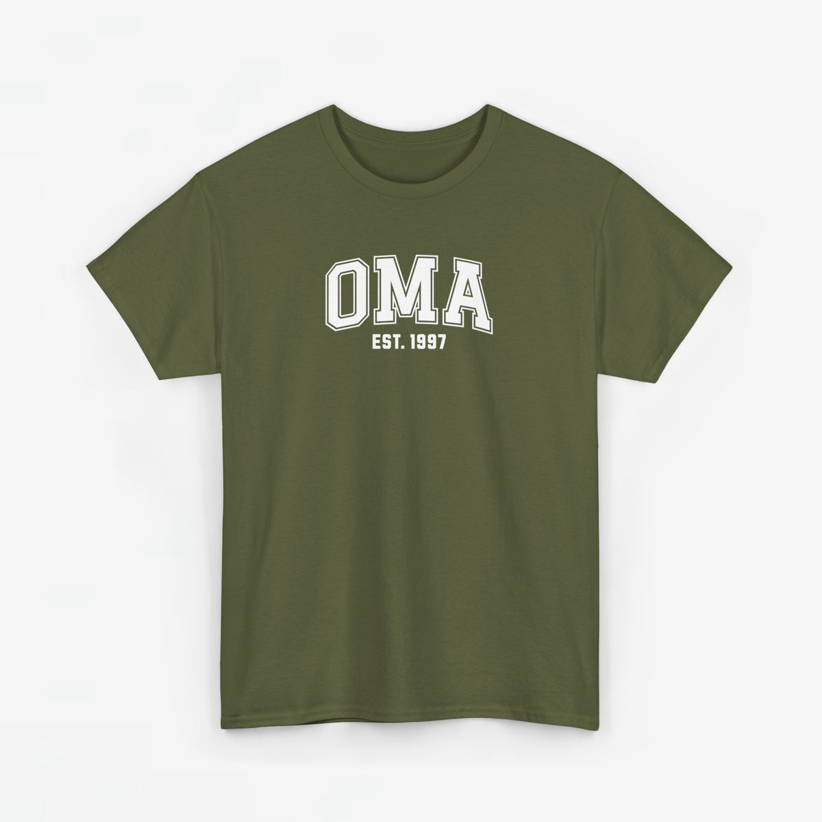 Olijfgroene t-shirt met “OMA” en “EST. 1997” print op de borst