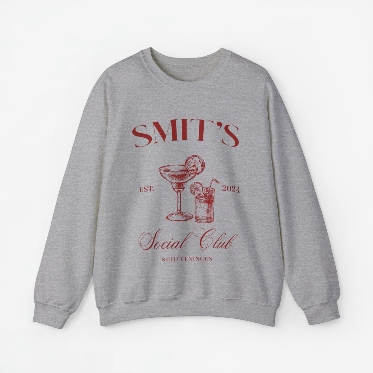 Grijze sweater met ronde hals en rode opdruk met mokken en tekst "Social Club"