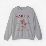 Grijze sweater met ronde hals en rode opdruk met mokken en tekst "Social Club"