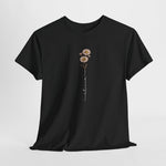 Zwart T-shirt met margrietprint en slingertekst op de borst