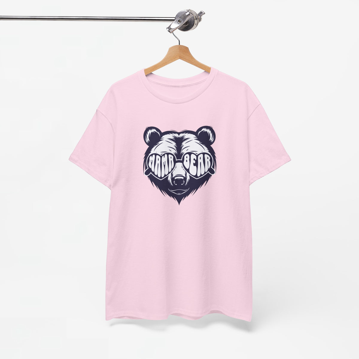 Roze t-shirt aan een kledinghanger met beerprint op de borst, ronde hals