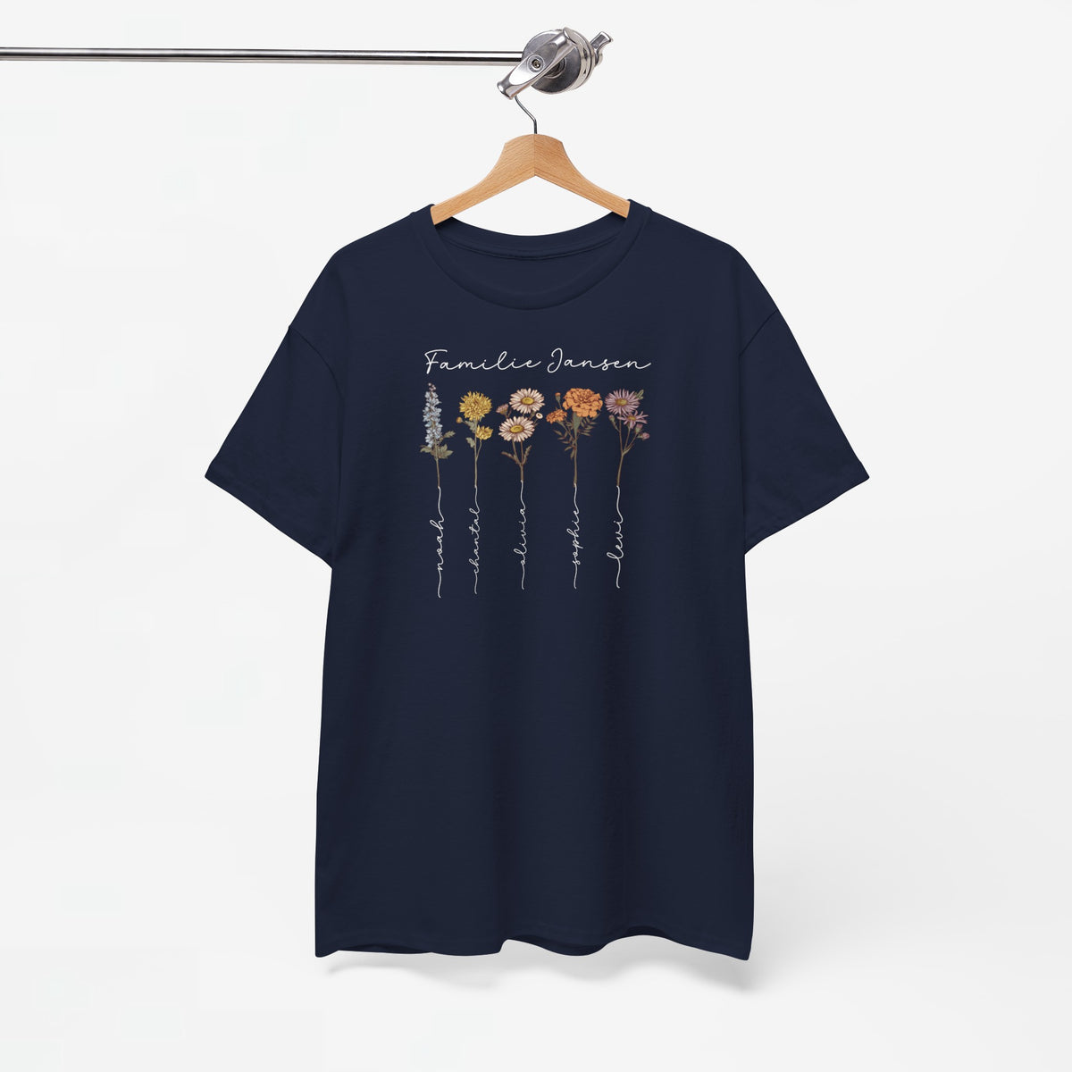 Donkerblauwe t-shirt met bloemenprint en sierlijke tekst op de borst.