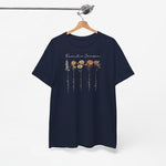 Donkerblauwe t-shirt met bloemenprint en sierlijke tekst op de borst.