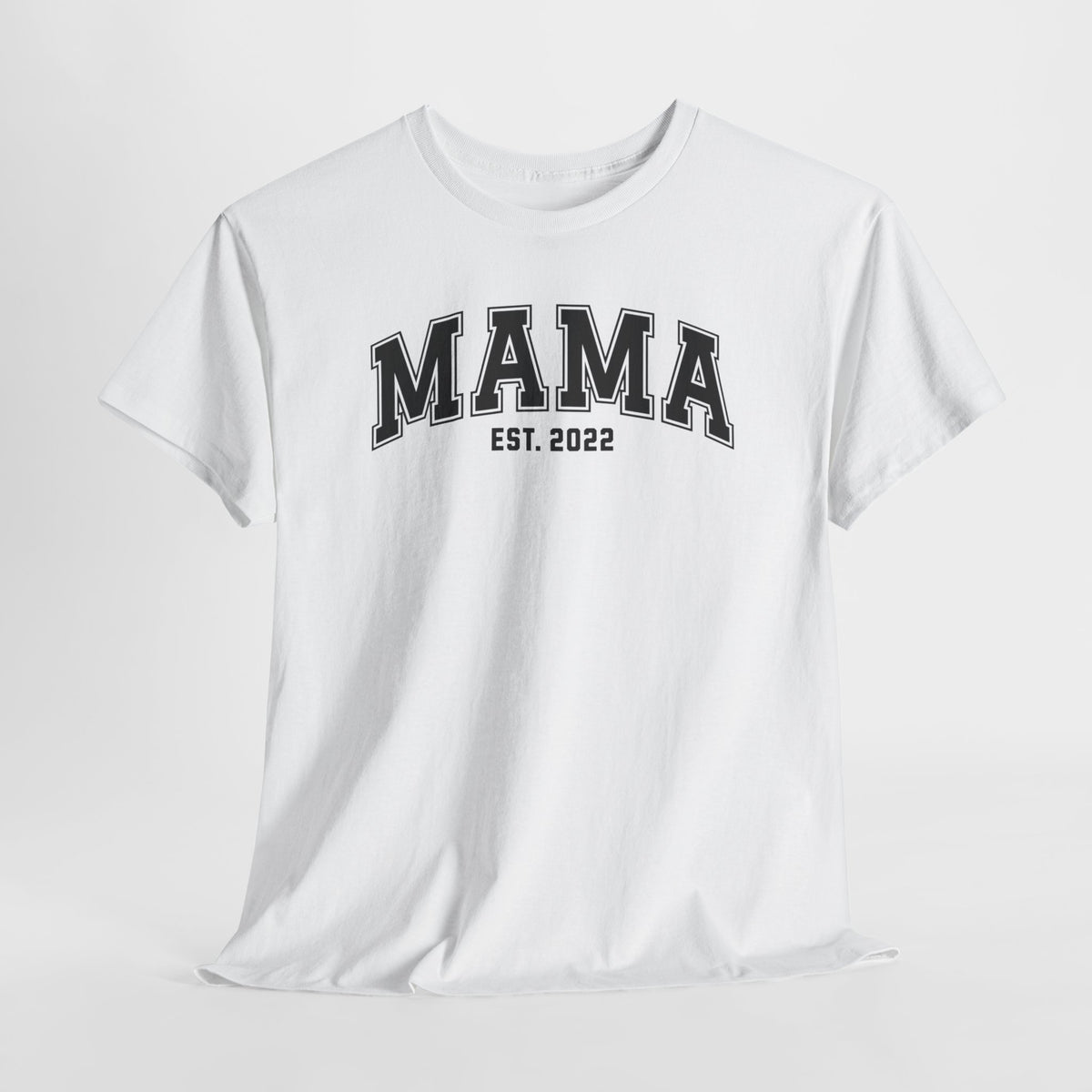 Witte T-shirt met “MAMA” en “EST. 2022” op de borst