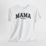 Witte T-shirt met “MAMA” en “EST. 2022” op de borst