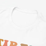 Wit T-shirt met ronde hals en boord; close-up van de bovenrand van de kraag.
