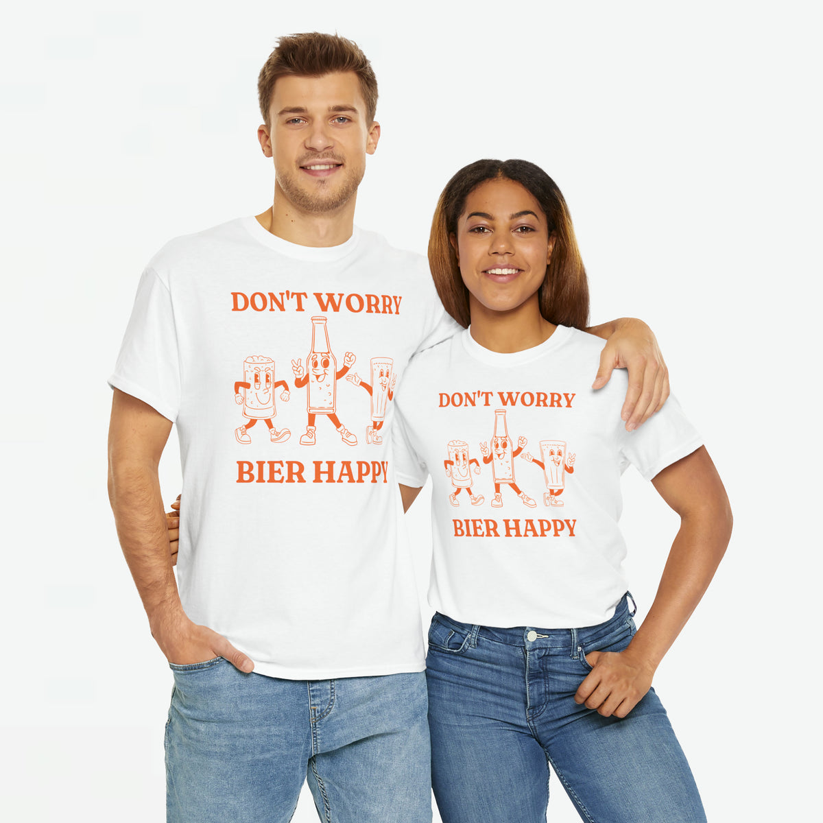 Witte oversize T-shirt voorop met oranje retro bierprint op borst, twee modellen