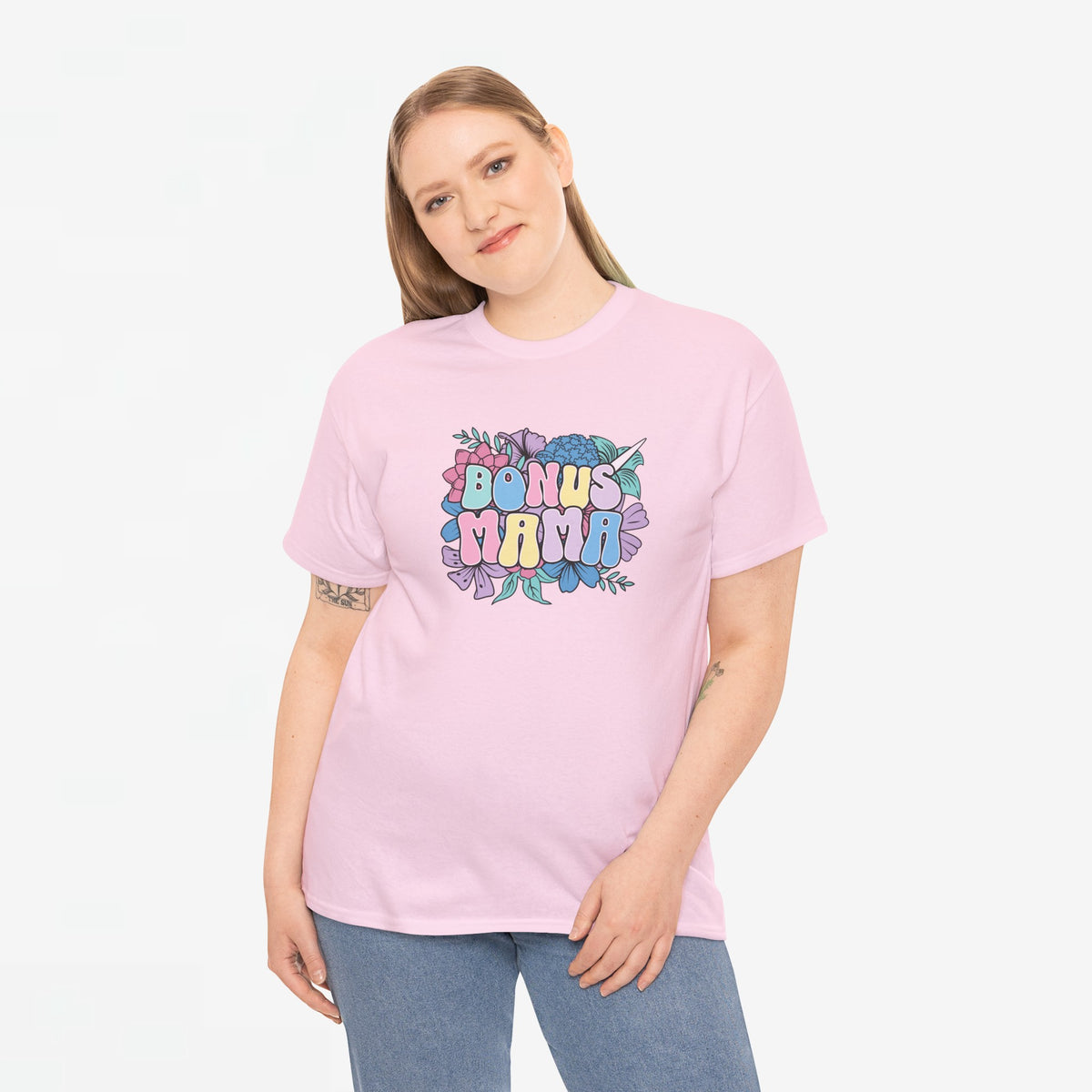 Roze oversized T-shirt met kleurrijke “Bonus Mama” bloemenprint op de borst.