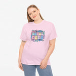 Roze oversized T-shirt met kleurrijke “Bonus Mama” bloemenprint op de borst.