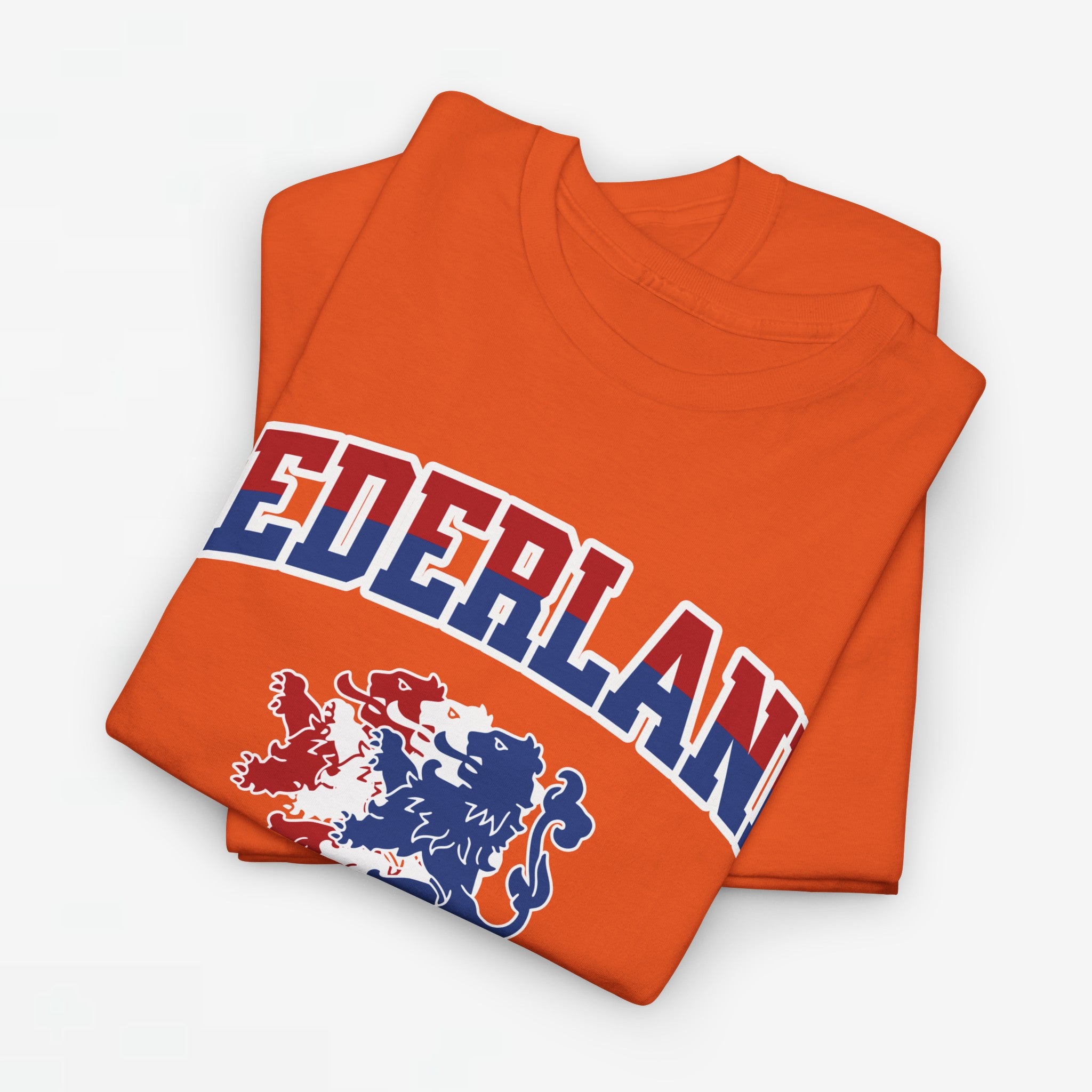 Oranje T-shirt voor EK, WK en Koningsdag - Personaliseer met Naam & Rugnummer - NEDERLAND met Leeuw (rode en blauwe tekst)