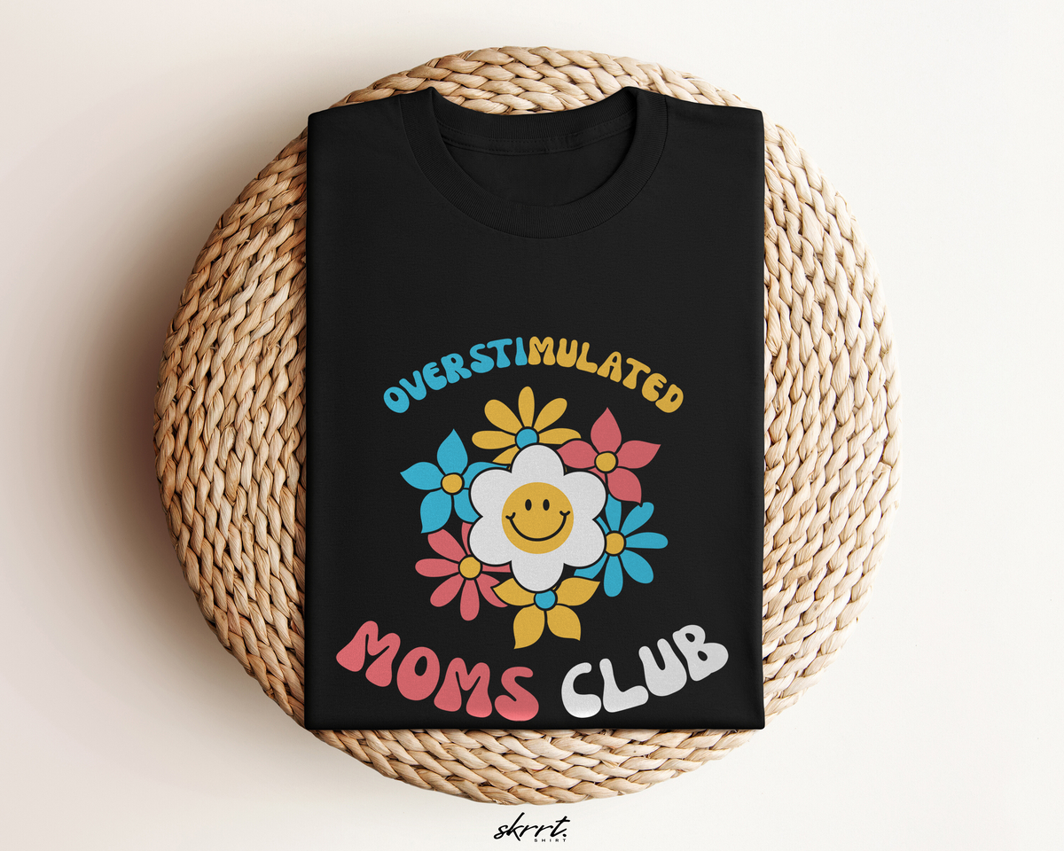 Zwarte oversized t-shirt met bloemenlach-print en tekst 'Overstimulated Moms Club'.