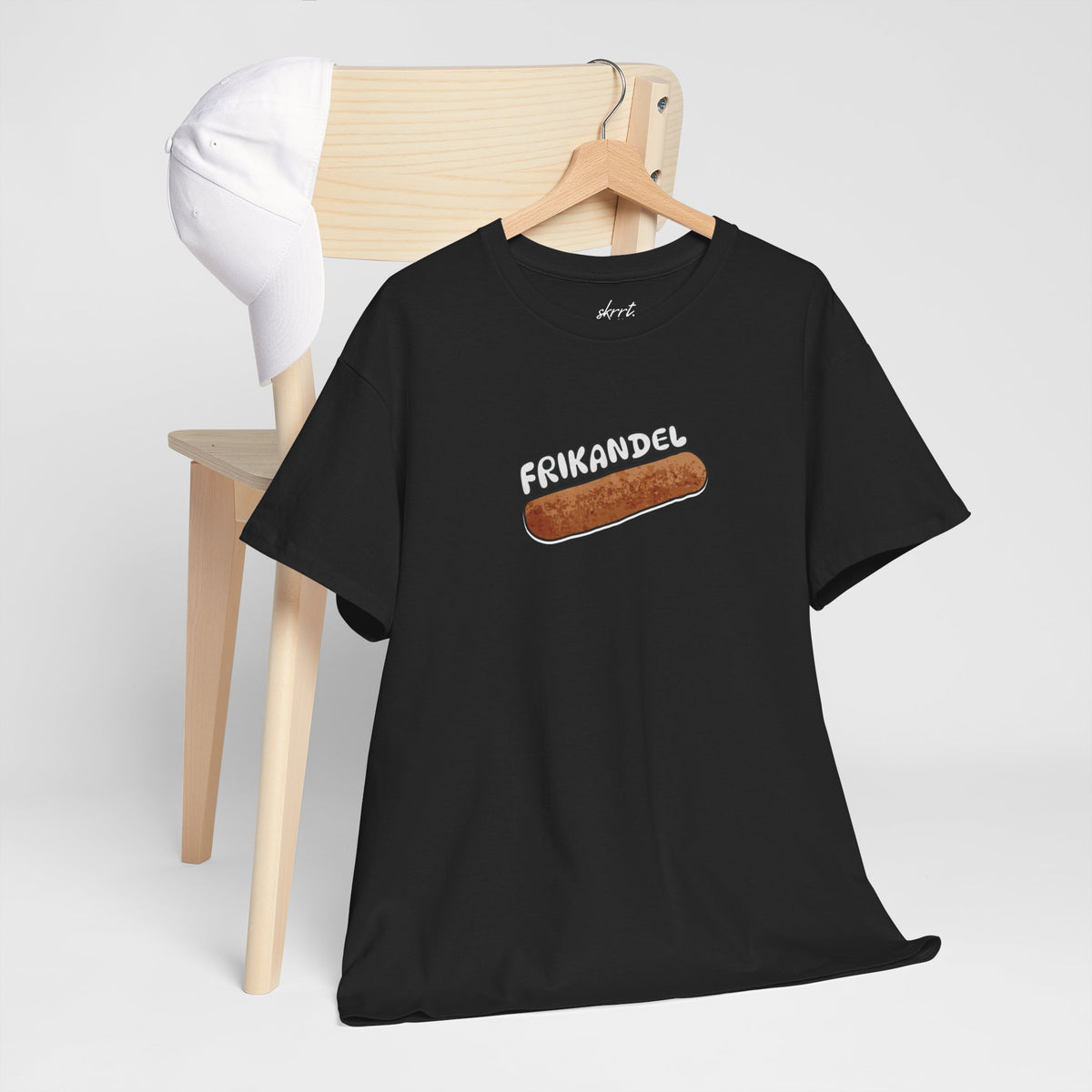 Zwarte oversized T-shirt met frikandelprint op de borst, op houten hanger.