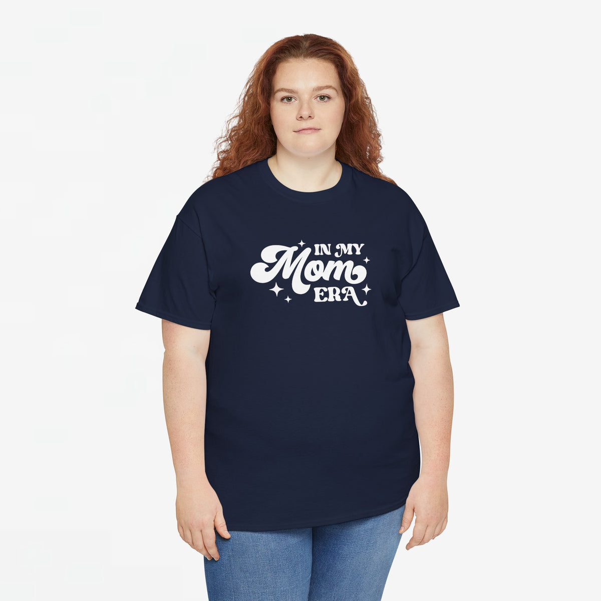 Donkerblauwe oversized t-shirt met witte tekst “In My Mom ERA” op de borst.