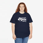 Donkerblauwe oversized t-shirt met witte tekst “In My Mom ERA” op de borst.