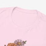 Close-up van lichtroze t-shirt hals met bloemenprint onderaan de afbeelding