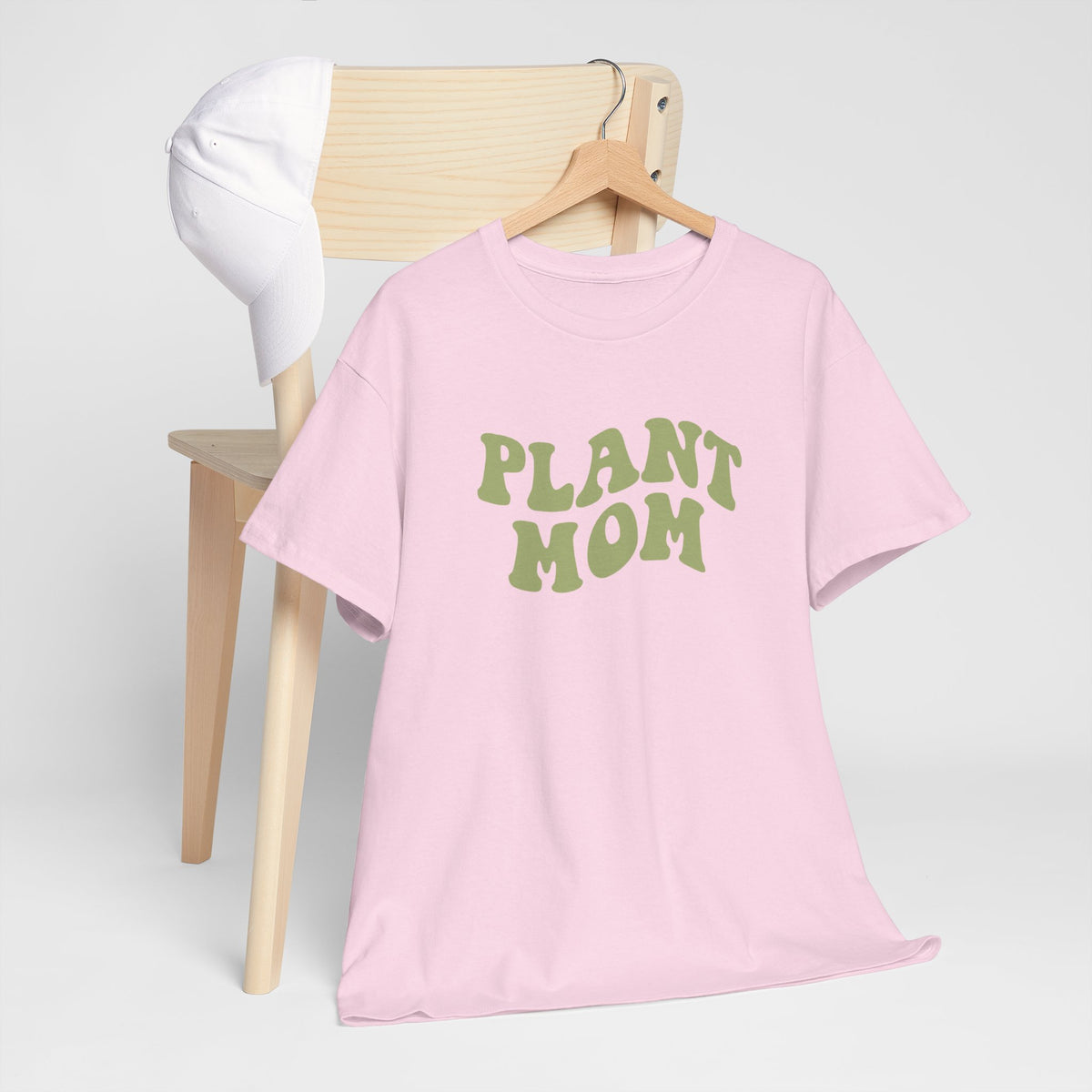 Roze T-shirt met “PLANT MOM” print in groen, op een houten hanger