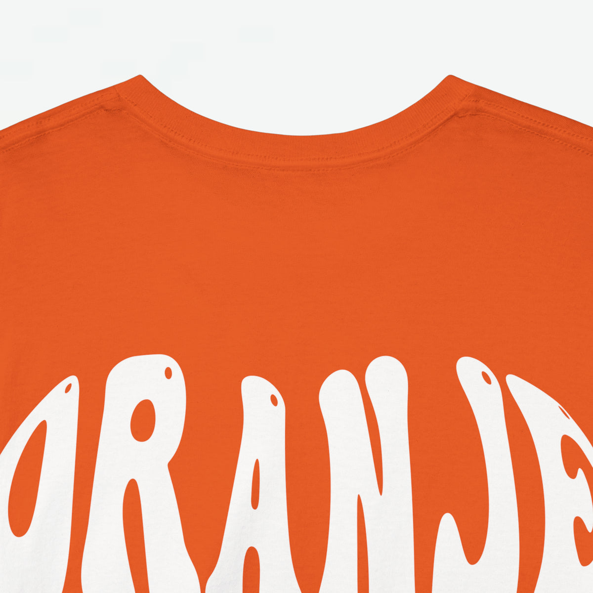Oranje T-shirt met grote witte letterprint op de rug, close-up.