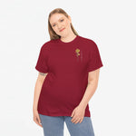 Rode T-shirt met ronde hals en kleine goudkleurige bloemprint op de borst.