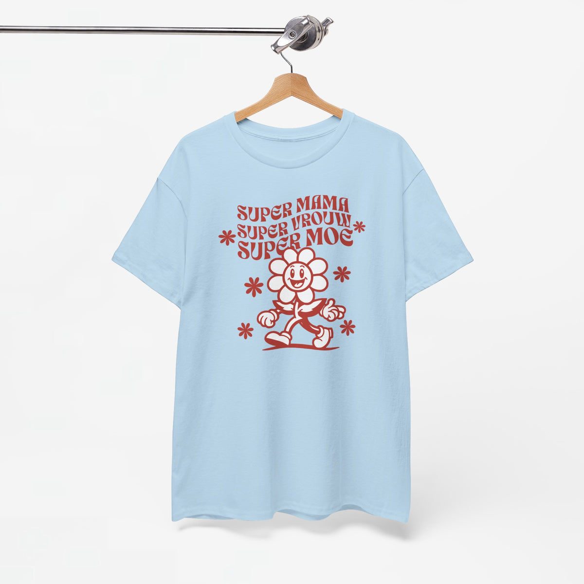 Lichtblauwe T-shirt aan houten hanger met rode 'Super Mama' print