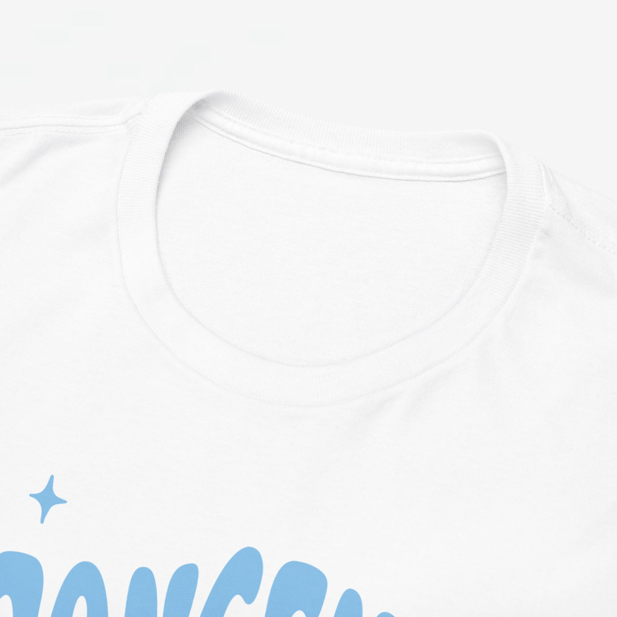 Witte T-shirt hals en schouderdetail, zachte stof met dunne stiknaad, blauw printdeel