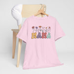 T-shirt lichtroze met bloemenprint en "MAMA" letters; op een houten hanger