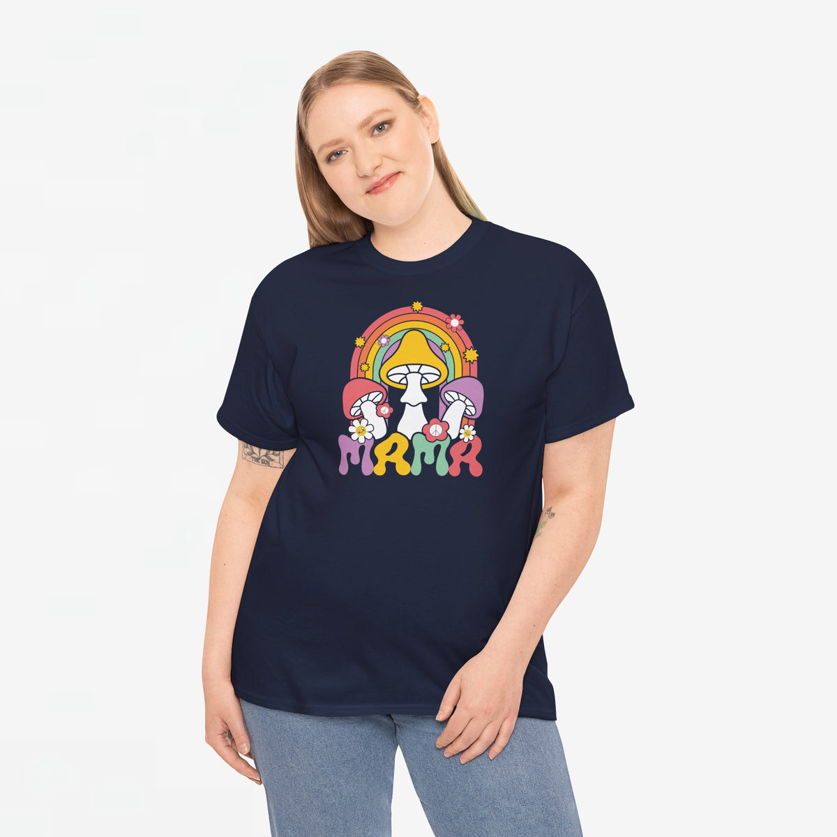 Oversized navy T-shirt met regenboog-paddenstoelprint, gedragen door model