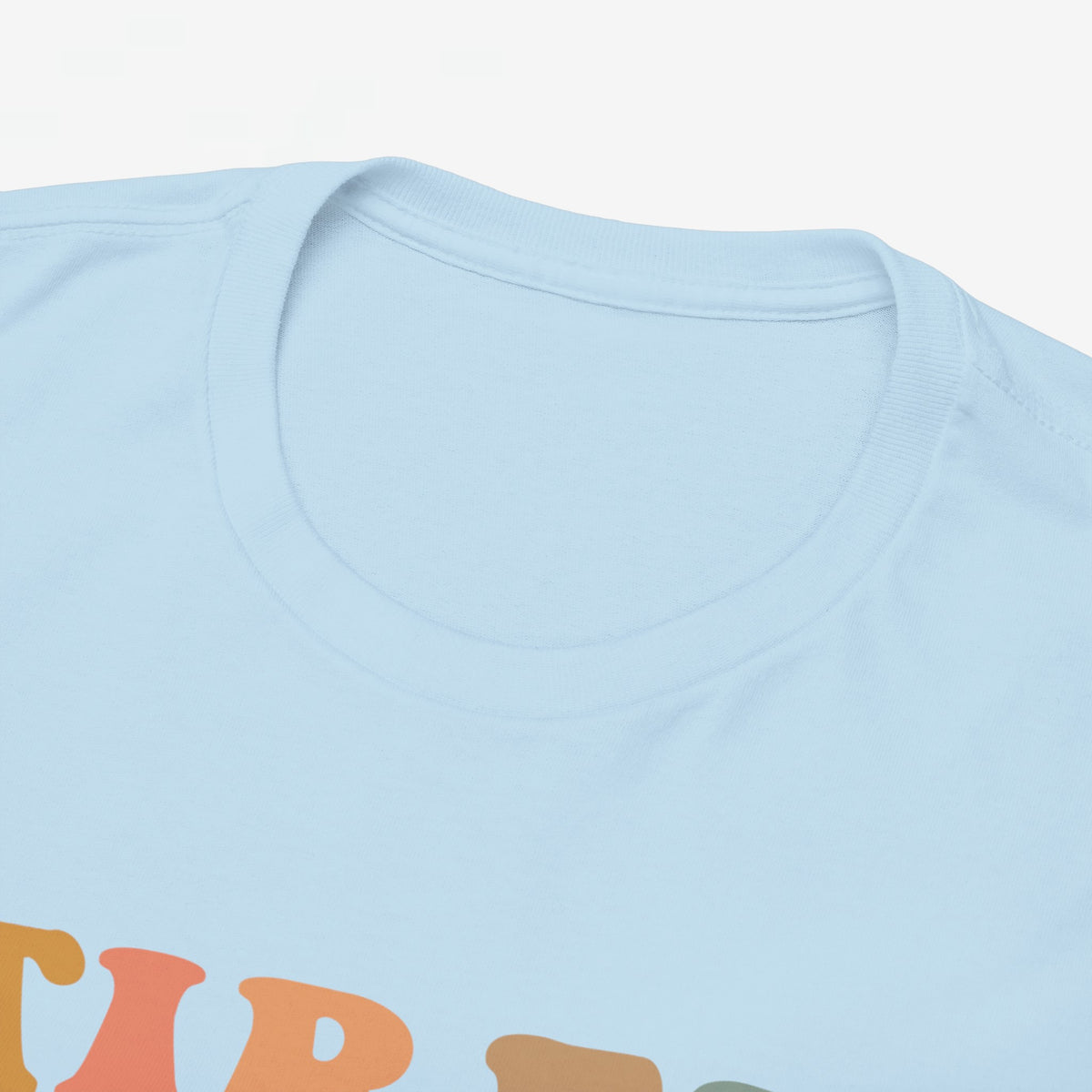 Detail van lichtblauwe T-shirt kraag met ronde hals en randstiksels