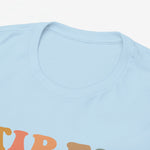 Detail van lichtblauwe T-shirt kraag met ronde hals en randstiksels