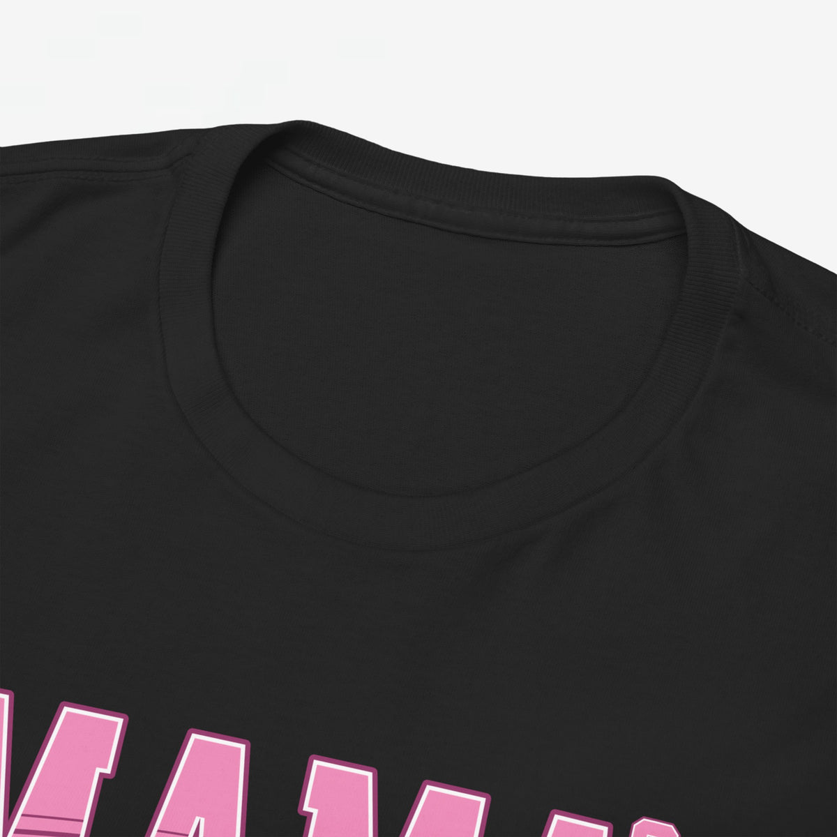 Zwarte T-shirt met ronde hals en roze “MAMA” letters, close-up van hals en borst.