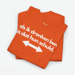 Oranje T-shirt met grote witte tekstprint en pijlen