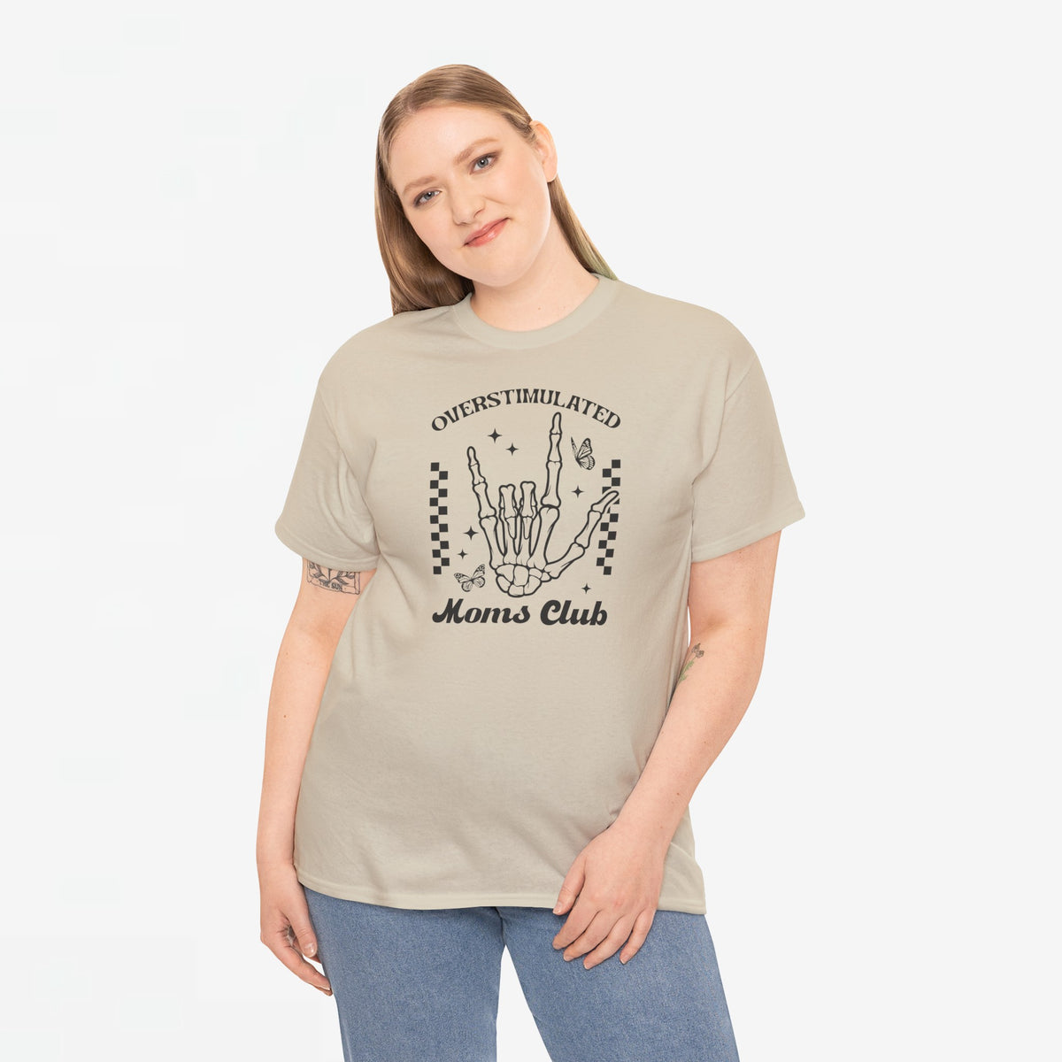 Beige oversized T-shirt met print van hand en tekst “Overstimulated Moms Club”